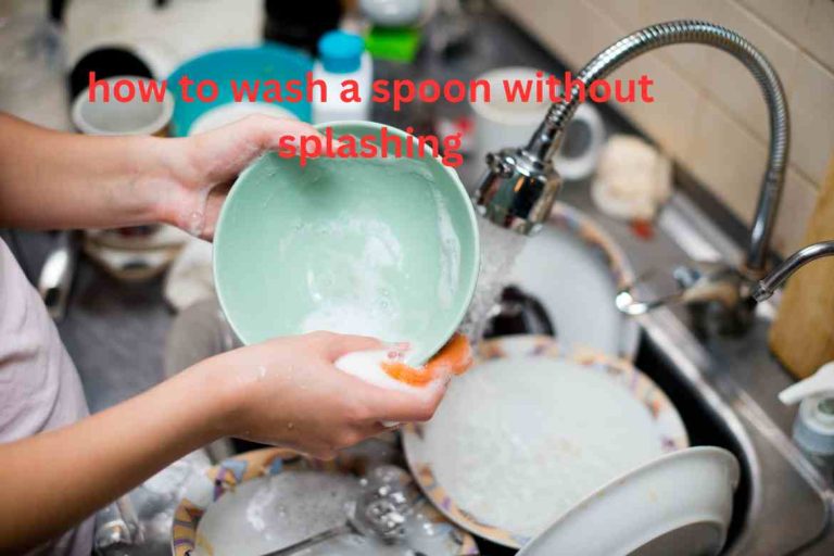 How to Wash a Spoon Without Splashing